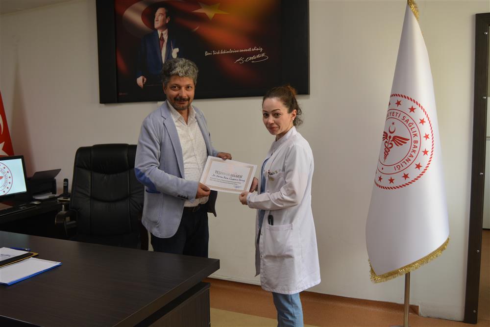 Nöroloji doktoru olarak görev yapan Mehlika Berra ÖZBERK PAMUK 'a katkılarından dolayı Başhekim Uzm.Dr. Yılmaz UZUN tarafından Teşekkür Belgesi takdim etmiştir.